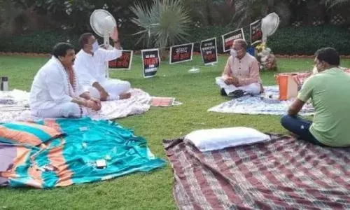 संसद परिसर में रात भर धरने पर बैठे रहे निलंबित सांसदों के लिए सुबह-सुबह चाय लेकर पहुंचे उपसभापति