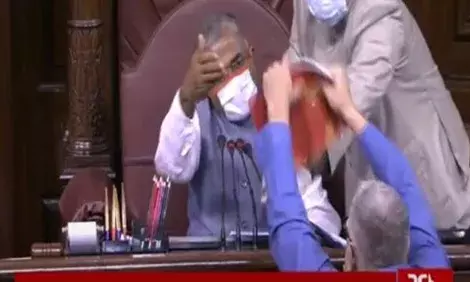 हंगामे के बीच किसान बिल पास, उप सभापति के सामने फाड़ी रूल बुक हंगामे के बीच किसान बिल पास, उप सभापति के सामने फाड़ी रूल बुक