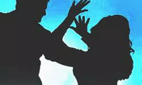Jalgaon: ये कैसा पति है! दोस्त ने पहले रेप किया, फिर दोनों ने वीडियो बनाए Jalgaon: ये कैसा पति है! दोस्त ने पहले रेप किया, फिर दोनों ने वीडियो बनाए