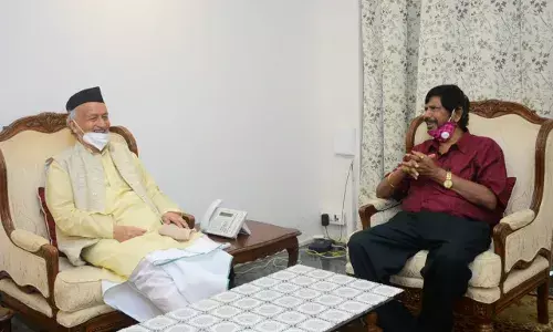 राज्यपाल से मिले आठवले, कहा बीएमसी ने बेवजह गिराया कंगना का दफ्तर, अब मुआवजा दे राज्यपाल से मिले आठवले, कहा बीएमसी ने बेवजह गिराया कंगना का दफ्तर, अब मुआवजा दे