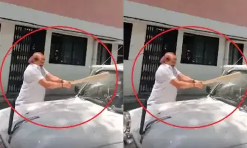 Ambulance नहीं मिली फोड़ दी अधिकारी की गाड़ी Ambulance नहीं मिली फोड़ दी अधिकारी की गाड़ी