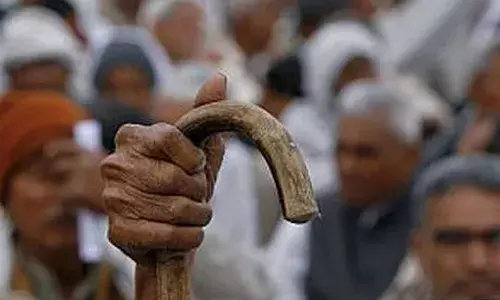 खाप का पाप> शुद्धिकरण के लिए युवती को पूरे गांव के सामने नग्न कर नहलाया खाप का पाप> शुद्धिकरण के लिए युवती को पूरे गांव के सामने नग्न कर नहलाया