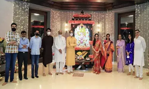 शरद पवार सीएम उद्धव ठाकरे के पहुंचे आवास, बप्पा के किए दर्शन