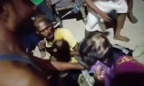रहम की भीख मांगते रहे, मगर विधवा व उसके प्रेमी के कपड़े उतार गांव में घुमाया फिर... रहम की भीख मांगते रहे, मगर विधवा व उसके प्रेमी के कपड़े उतार गांव में घुमाया फिर...