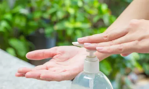 Maharashtra>सेनेटाइजर से बुजुर्ग महिला जला रही है चूल्हा