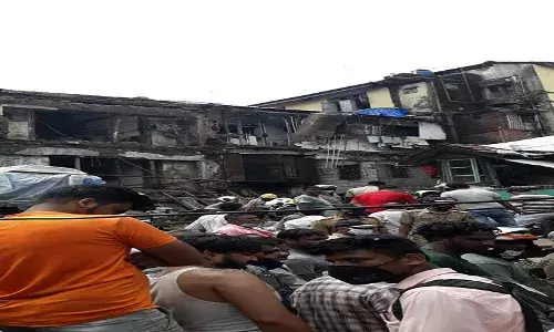 महाड के बाद अब मुंबई में ढही इमारत, कुछ लोगों को अटकने की संभावना महाड के बाद अब मुंबई में ढही इमारत, कुछ लोगों को अटकने की संभावना