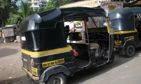 बाप रे! प्रेमिका ने रिक्शा वाले से शादी की, तो प्रेमी ने 70 ऑटो चालकों से लिया इस तरह बदला बाप रे! प्रेमिका ने रिक्शा वाले से शादी की, तो प्रेमी ने 70 ऑटो चालकों से लिया इस तरह बदला