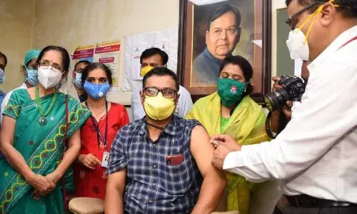 पुणे में पांच लोगों को दी गई कोविशील्ड की पहली खुराक