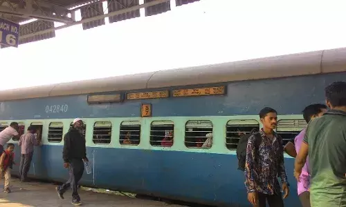 यूपी-बिहार से आने वाले प्रवासियों को नहीं मिल रहा टिकट, हवाई जहाज के बराबर प्रीमियम यूपी-बिहार से आने वाले प्रवासियों को नहीं मिल रहा टिकट, हवाई जहाज के बराबर प्रीमियम