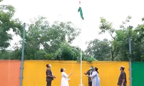 प्रिंसिपल वंदना अरोरा के हाथों झंडावंदन प्रिंसिपल वंदना अरोरा के हाथों झंडावंदन
