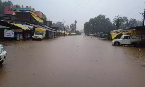गढ़चिरौली में भारी बारिश से सड़कें, दुकानें और मकान पानी में डूबे गढ़चिरौली में भारी बारिश से सड़कें, दुकानें और मकान पानी में डूबे