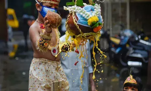 दही हांडी पर भी कोरोना मंडराया, मास्क पहन गोविंदाओं ने फोड़ी मटकी दही हांडी पर भी कोरोना मंडराया, मास्क पहन गोविंदाओं ने फोड़ी मटकी