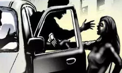 चलती कार में गैंगरेप की शिकार हुई नाबालिग, आरोपियों को पुलिस ने दबोचा चलती कार में गैंगरेप की शिकार हुई नाबालिग, आरोपियों को पुलिस ने दबोचा