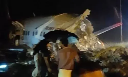 केरल,दो टुकड़ों में टूटा AIR INDIA का विमान, पायलट सहित 3 की मौत,कईयों के हताहत होने की आशंका केरल,दो टुकड़ों में टूटा AIR INDIA का विमान, पायलट सहित 3 की मौत,कईयों के हताहत होने की आशंका