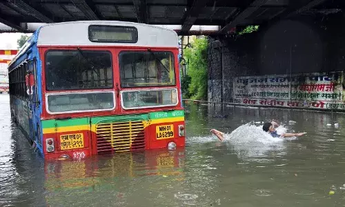 घनघोर बारिश से बेपटरी हुई मायानगरी