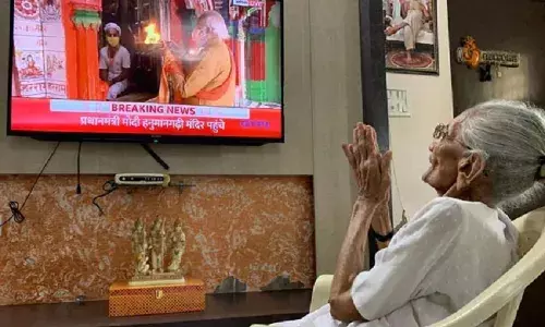 भूमिपूजन समारोह के दौरान पीएम मोदी की मां हीराबेन हाथ जोड़ कर टीवी के सामने बैठी थीं... भूमिपूजन समारोह के दौरान पीएम मोदी की मां हीराबेन हाथ जोड़ कर टीवी के सामने बैठी थीं...