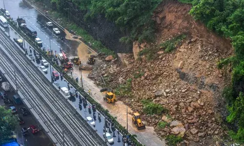 पलक झपकते ही हाइवे पर खिसकी पहाड़ी,सामने दिखा डरा देने वाला मंजर
