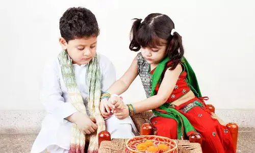 इसे समझो ना रेशम का तार भइया, मेरे राखी का मतलब है प्यार... इसे समझो ना रेशम का तार भइया, मेरे राखी का मतलब है प्यार...