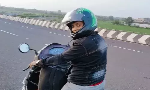 मुंबई से जमशेदपुर स्कूटी से पहुंची सोनिया मुंबई से जमशेदपुर स्कूटी से पहुंची सोनिया