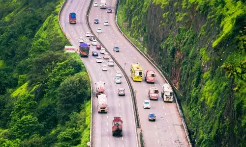 मुंबई-पुणे एक्सप्रेसवे से जा रहे, तो जरा संभल कर जाना, वरना...