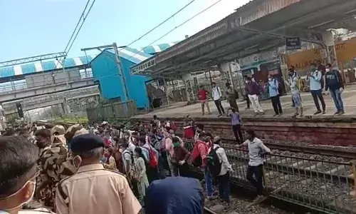 नाराज यात्रियों का रेलवे स्टेशन पर जमकर हंगामा नाराज यात्रियों का रेलवे स्टेशन पर जमकर हंगामा