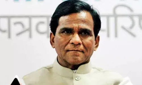 महाराष्ट्र में अमर, अकबर, अँन्थनी की सरकार