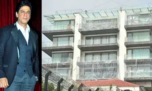 कोरोना से डरे शाहरुख खान ‘मन्नत’ बंगले को प्लास्टिक से ढका ! कोरोना से डरे शाहरुख खान ‘मन्नत’ बंगले को प्लास्टिक से ढका !