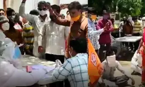 औरंगाबाद महानगरपालिका के कोविड सेंटर के खिलाफ मनसे का हंगामा औरंगाबाद महानगरपालिका के कोविड सेंटर के खिलाफ मनसे का हंगामा