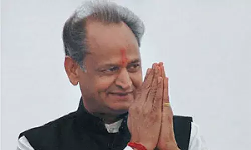 राज्यपाल से मिले गहलोत,102 विधायकों की सौंपी सूची