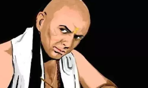 चाणक्य की इन नीतियों से नौकरी में मिलेगी तरक्की, बचा सकते हैं पैसा