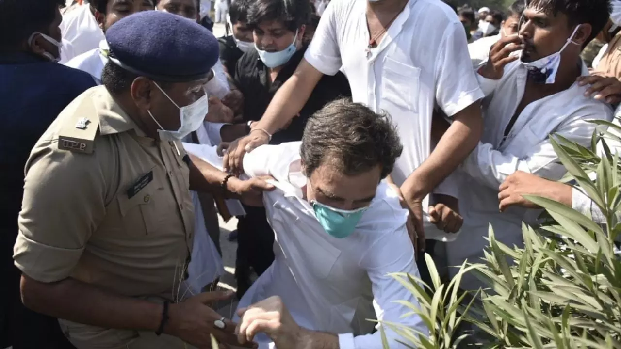 पूर्व कांग्रेस अध्यक्ष राहुल गांधी ने कहा- यूपी पुलिस ने मुझे लाठी मारकर गिराया