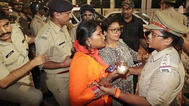 UP hathras: मौत के बाद भी दर्द, आधी रात को जला दिया पीड़िता का शव, लोगों का फूटा गुस्सा