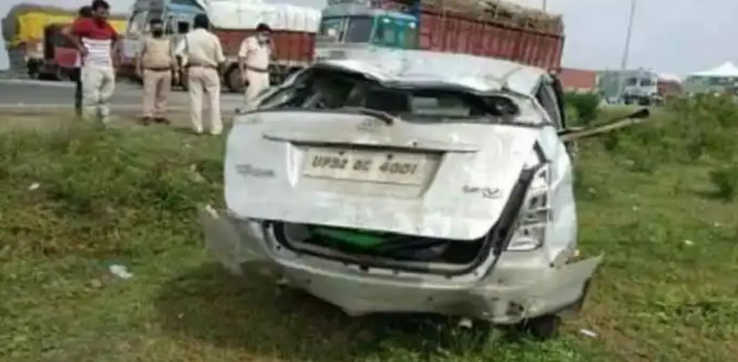 मुंबई से पकड़कर यूपी ले जा रही पुलिस की गाड़ी एमपी में पलटी, आरोपी की मौत