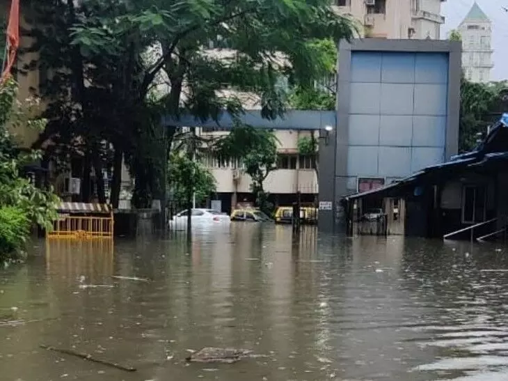 Rains Live: मूसलाधार बारिश से समंदर बनी मुंबई की सड़कें, मंडरा रहे काले बादल