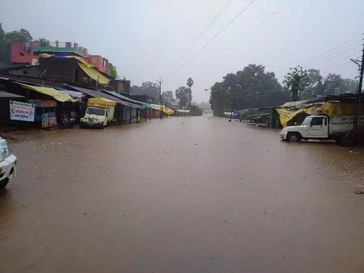 गढ़चिरौली में भारी बारिश से सड़कें, दुकानें और मकान पानी में डूबे