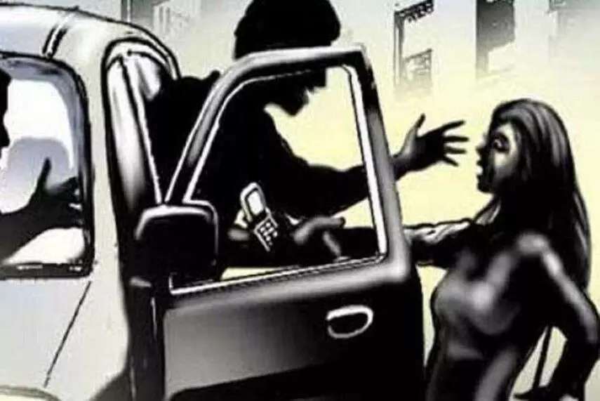 चलती कार में गैंगरेप की शिकार हुई नाबालिग, आरोपियों को पुलिस ने दबोचा