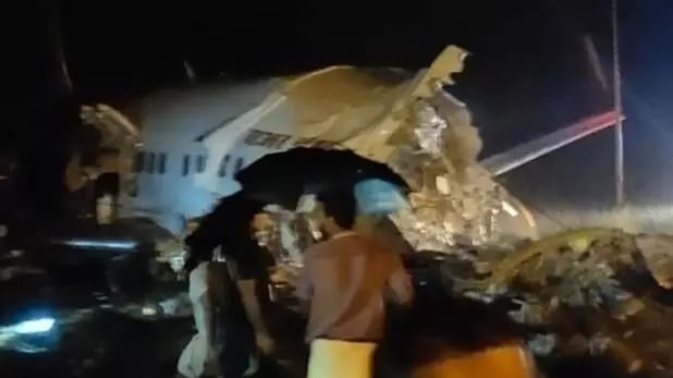 केरल,दो टुकड़ों में टूटा AIR INDIA का विमान, पायलट सहित 3 की मौत,कईयों के हताहत होने की आशंका