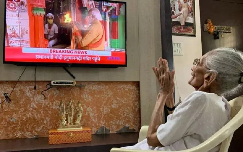 भूमिपूजन समारोह के दौरान पीएम मोदी की मां हीराबेन हाथ जोड़ कर टीवी के सामने बैठी थीं...