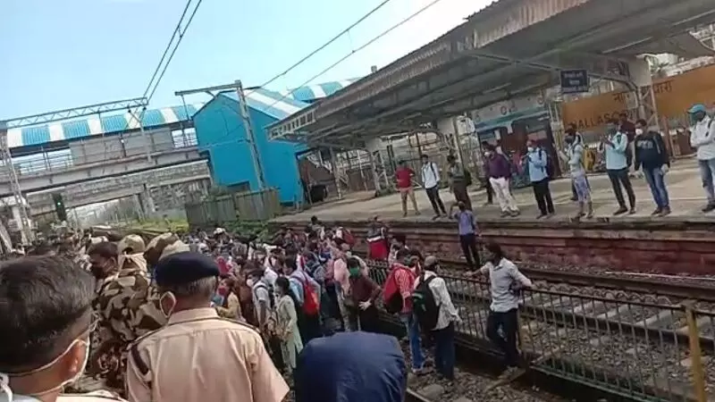 नाराज यात्रियों का रेलवे स्टेशन पर जमकर हंगामा