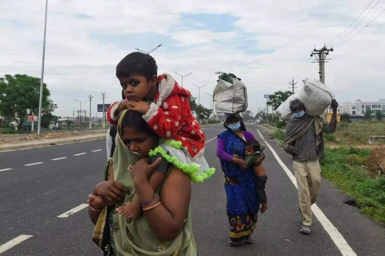 लाकडाउन में मजदूर सड़कों तड़पते रहे और उत्तर भारतीय नेता मदद करने के बजाय निवेदन देते रहे